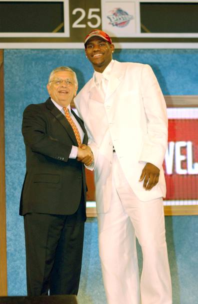 Cleveland sceglie LeBron James nel Draft 2003: stretta di mano con l&#39;allora Commissioner David Stern. Getty